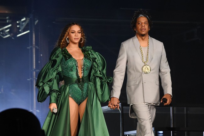 Pelantun Single Ladies ini tampil dramatis dengan bodysuit warna hijau emerald yang dilengkapi puff-sleeved coat. Paduan antara sequin dan silk menambah kesan mewahnya. Foto: Getty Images