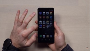 Sekilas tidak ada yang aneh pada ponsel yang mengusung RAM 6 GB dan ROM 64 GB ini. Foto: YouTube/Unbox Therapy