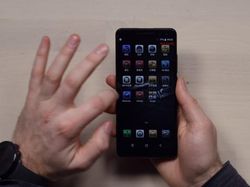 Si Penjiplak iPhone Bikin Ponsel yang Punya Proyektor