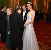 Gaun tampil dengan neckline drapery dan sheer cap sleeves. Sepanjang gaun dihiasi beads dan sequin, yang disempurnakan dengan penempatan belt tipis demi membentuk siluet. Foto: Dok. Getty Images