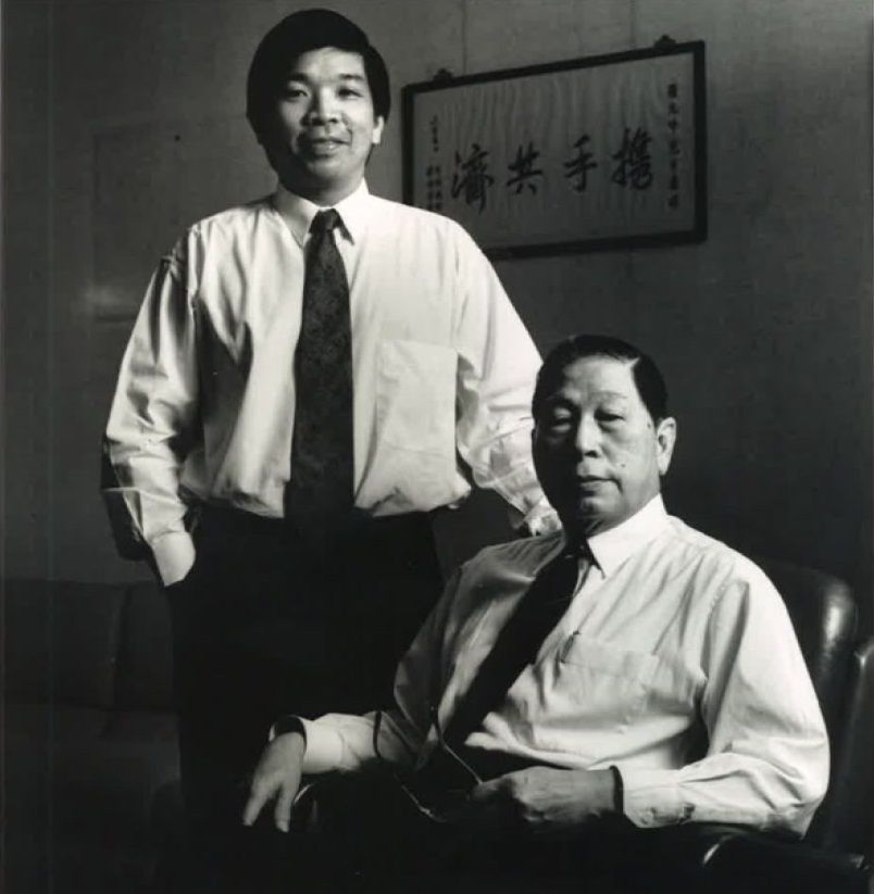 Teo Siong Seng (kiri), ketua eksekutif, dan Chang Yun Chung, pendiri dan ketua emeritus Pacific International Lines. (Pacific International Lines via CNBC.com)