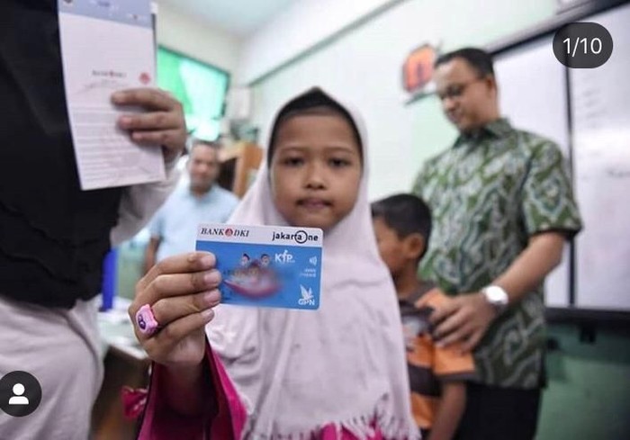 Seorang siswi tengah menunjukkan Kartu Jakarta Pintar (KJP) Plus