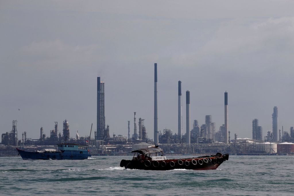  Boats sail past Pulau Bukom oil refinery along the southern coast of Singapore June 8, 2016. REUTERS/Edgar Su/File Photo
