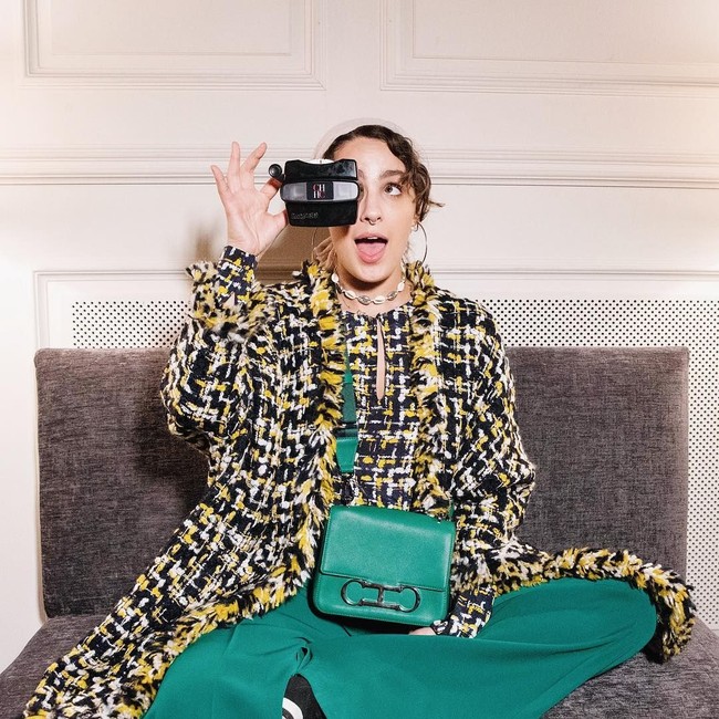 Ascia mengungkapkan alasannya adalah netizen. Ia mengaku tidak kuat menerima hujatan netizen yang menilai scarf yang ia kenakan sebagai turban bukanlah hijab. Foto: Instagram/ascia