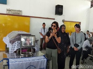 Keluarga Nh Dini akan Gelar Peringatan di Bali