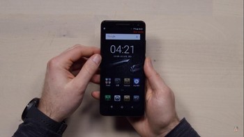 Belum lama ini ia merilis ponsel anyarnya yang bernama Blackview Max 1. Foto: YouTube/Unbox Therapy