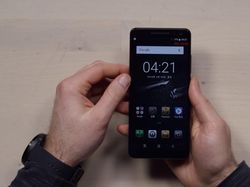 Si Penjiplak iPhone Bikin Ponsel yang Punya Proyektor