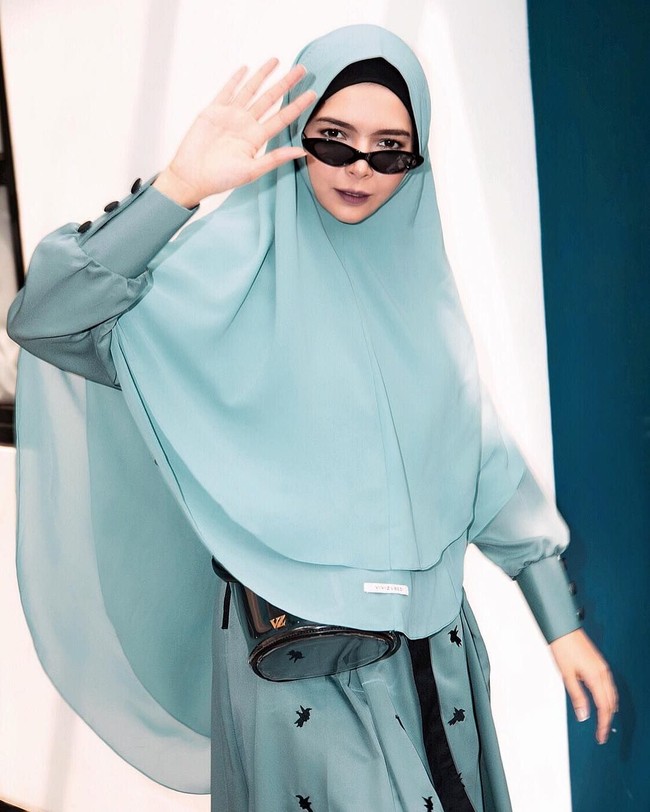 Selain meluncurkan khimar set, belum lama ini Vivi Zubedi juga mengenalkan produk aksesori seperti tas, sepatu, hingga parfum. Foto: Dok. Vivi Zubedi