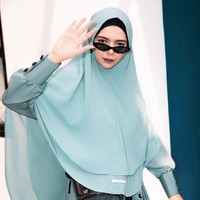 Selain meluncurkan khimar set, belum lama ini Vivi Zubedi juga mengenalkan produk aksesori seperti tas, sepatu, hingga parfum. Foto: Dok. Vivi Zubedi