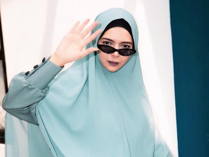 Gaya Syari Vivi Zubedi Pakai Khimar Gaya Syari Vivi Zubedi Pakai Khimar