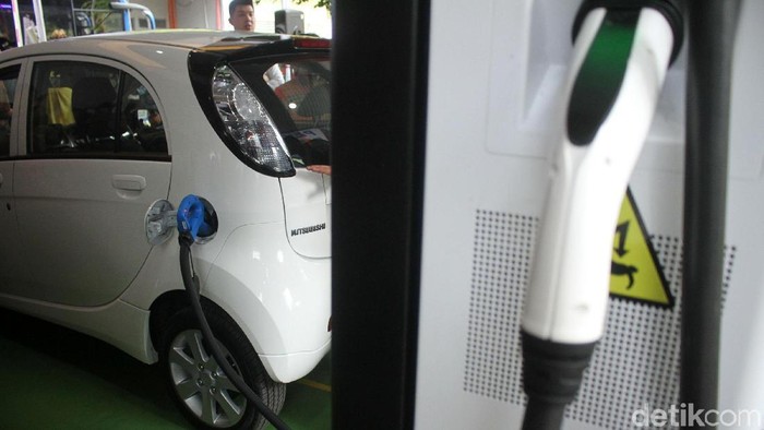 Badan Pusat Pengkajian dan Penerapan Teknologi (BPPT) meluncurkan Electic Vehicle Charging Station di Kantor BPPT, Jakarta Pusat, Rabu (5/12/2018). Acara itu dihadiri oleh Deputi Bidang Teknologi Informasi Energi dan Material Eniya Listiani Dewi, Kepala Staf Kepresidenan (KSP) Moeldoko, dan Menteri Perhubungan (Menhub) Budi Karya Sumadi.