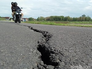 Jalan di Rembang Ini Retak Sepanjang 100 Meter, Bikin Warga Waswas