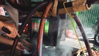 Soto kwali biasanya dijajakan langsung dengan angkringan dan kwali berisi kaldu. Makin lama makin sedap rasanya. Foto : Instagram @solo-asik