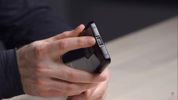 Kejutan hadir begitu melihat bagian atas dari ponsel ini. Foto: YouTube/Unbox Therapy