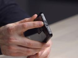 Si Penjiplak iPhone Bikin Ponsel yang Punya Proyektor