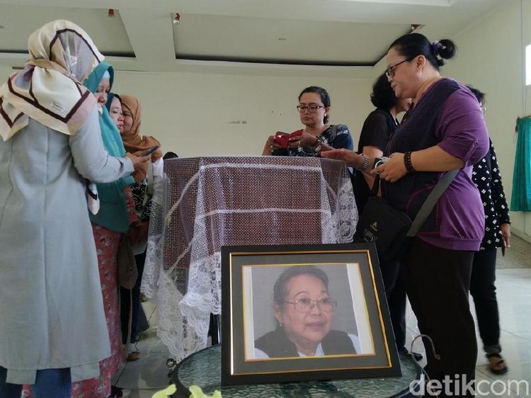 Suasana Haru di Rumah Duka Sastrawan Nh Dini