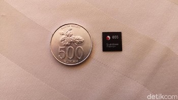 Sensor ini diperuntukkan pemindai sidik jari alias fingerprint di dalam layar ponsel. Foto: Agus Tri Haryanto/detikINET