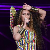 Beyonce kembali memberi tribut untuk budaya Afrika, lewat gaun mini rancangan Esteban Cortazar yang hadir dengan beads dan kalung tradisional Afrika bernama Ndebele. Foto: Getty Images