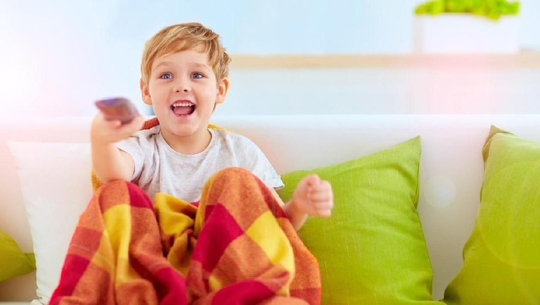 Ilustrasi anak nonton TV/ Foto: Istock Ilustrasi anak nonton TV/ Foto: Istock