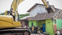 Eksekusi lahan pemukiman warga seluas 15.000 meter persegi tersebut dilakukan karena warga dinilai melanggar Perda nomor 8 tahun 2016 tentang bangunan gedung, diantaranya tidak memenuhi persyaratan administratif bangunan seperti status hak atas tanah, status kepemilikan gedung dan Izin Mendirikan Bangunan (IMB). ANTARA FOTO/Mohammad Ayudha.