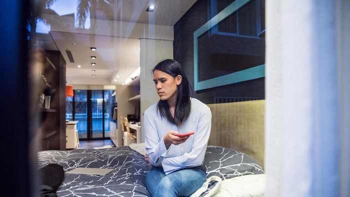ilustrasi wanita sedih Woman spending weekend relaxing at home