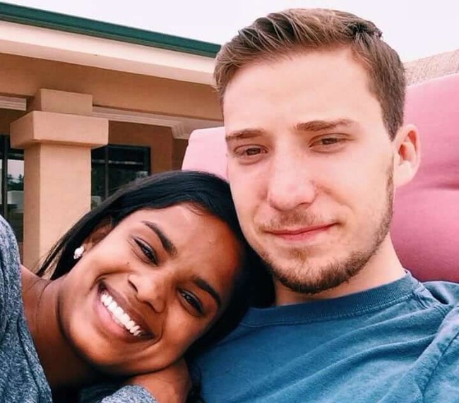 Pada Mei 2015 saat dia dan Laura memulai hari sebagai senior di perkuliahan, Matt mengajak kekasihnya itu ke sekolah TK mereka dulu. Matt mempersiapkan semuanya, termasuk mengajak adiknya untuk memotret momen istimewanya tersebut.  Foto: Dok. Facebook Matt Grodsky, Laura Scheel