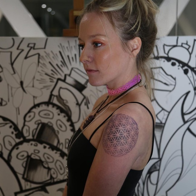 Sebagai seorang vegan, Cath kerap menyuarakan kritik kerasnya pada mereka yang masih mengonsumsi produk hewani. Tentu saja akibat sikapnya itu dia kerap diserang haters. Namun hal itu tidak menyurutkannya melakukan gerakan sosial mengkampanyekan soal kekejaman manusia pada hewan. Foto: Dok. Instagram @cathkendall