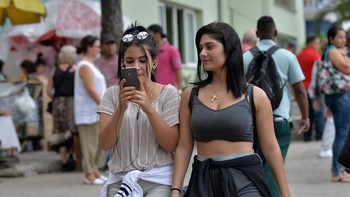 Pemerintah sebenarnya sudah membuka fasilitas kafe internet pada 2013 dan fasilitas WiFi di ruang publik dua tahun berselang. Namun, bagi warga yang menggunakan WiFi seringkali tidak mendapat sinyal bagus, dan pada 2017 dilaporkan mereka lebih suka menikmati internet dari rumah.  YAMIL LAGE / AFP.