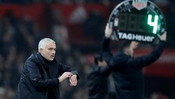 Mourinho Dipecat, MU Masih Gagal Temukan Pengganti Sir Alex Mourinho Dipecat, MU Masih Gagal Temukan Pengganti Sir Alex