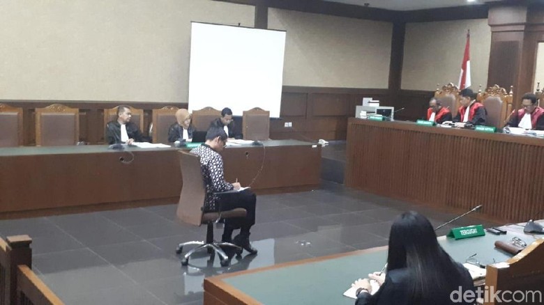Simak Putusan Hakim, Zumi Zola Sibuk Menulis Simak Putusan Hakim, Zumi Zola Sibuk Menulis