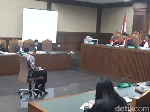 Simak Putusan Hakim, Zumi Zola Sibuk Menulis