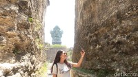 Dari balik tebing ini kamu bisa melihat patung GWK yang megah. Spot ini juga jadi spot terbaik untuk mengabadikan momen liburanmu di GWK. (Bonauli/detikTravel)