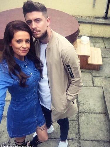 YouTuber Brad Holmes dikecam karena menaruh cabai di tampon kekasihnya, Jenny.