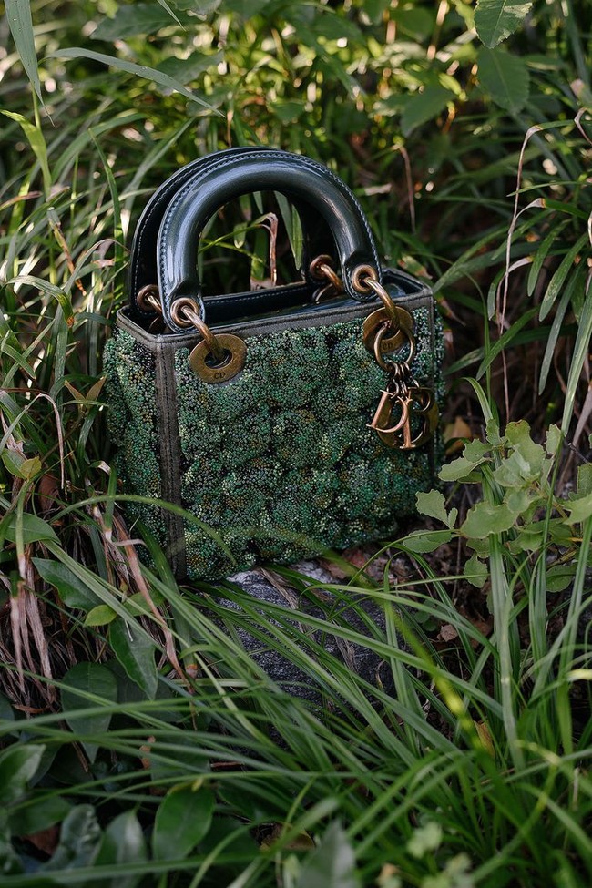 Lee Bul menampilkan tekstur brokoli untuk tas Lady Dior rancangannya. Foto: Dok. Dior