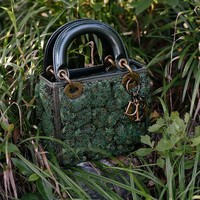 Lee Bul menampilkan tekstur brokoli untuk tas Lady Dior rancangannya. Foto: Dok. Dior