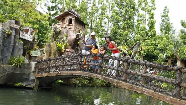 Pengunjung memancing di tengah Pulau Reptil, Royal Safari Garden/Foto: Dok. Royal Safari Garden Pengunjung memancing di tengah Pulau Reptil, Royal Safari Garden/Foto: Dok. Royal Safari Garden