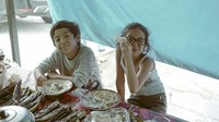 Mencicip nasi cawuk. Widuri terlihat menyukainya. Nyam! Foto: Instagram@thesasonofam