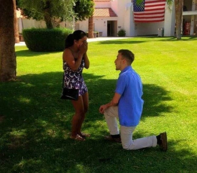 Matt pun bersimpuh di depan Laura di sekolah TK yang mempertemukannya dengan pujaan hatinya tersebut. Dan tentu saja Laura menjawab ya atas lamaran Matt. Foto: Dok. Facebook Matt Grodsky, Laura Scheel