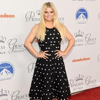 Jessica Simpson jarang gosok gigi karena merasa giginya sudah sangat putih. Aku tidak suka kalau gigiku terasa licin, tapi aku pakai Listerine dan flosing setiap hari. Aku tidak sikat gigi setiap hari. Aku baisanya pakai kain atau lainnya (untuk membersihkan gigi). Aku tahu itu jorok tapi napasku selalu segar, ucapnya. Foto: Dok. Getty Images