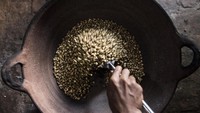 Kopi Gombengsari memiliki ciri aroma khas buah kelapa dan cara memasaknya yang berbeda yaitu menyangrai dengan kuali tanah liat dan menumbuk biji kopi dengan kayu hingga jadi bubuk. M Agung Rajasa/Antara Foto.