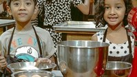 Ini momen saat Widuri belajar bikin kue bareng Dru. Foto: Instagram@thesasonofam