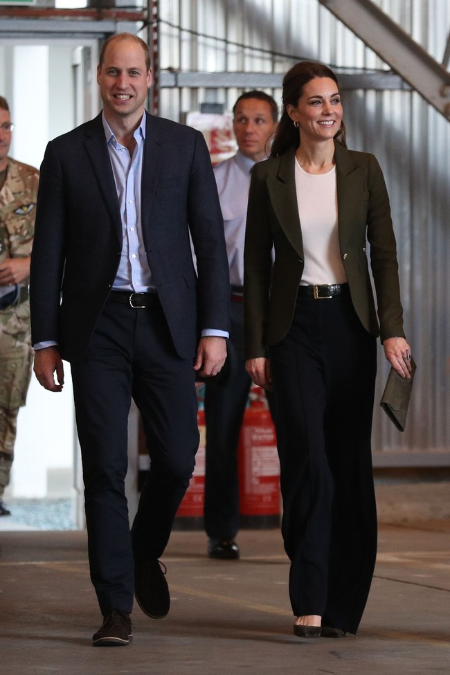 Postur Tubuh TegapKeduanya memastikan pula jika mereka tampil dengan postur tubuh yang baik. Tak harus selalu tegap dan kaku, mereka memastikan jika punggung dan dagu lurus namun relaks. Postur ini pun terbantu dengan pemakaian high heels. Foto: Dok. Getty Images