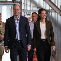 Postur Tubuh TegapKeduanya memastikan pula jika mereka tampil dengan postur tubuh yang baik. Tak harus selalu tegap dan kaku, mereka memastikan jika punggung dan dagu lurus namun relaks. Postur ini pun terbantu dengan pemakaian high heels. Foto: Dok. Getty Images