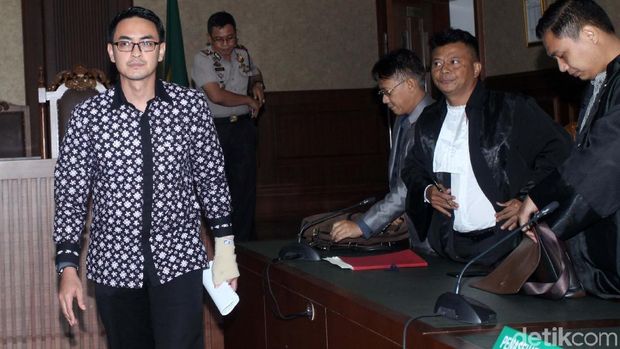 Gubernur Jambi nonaktif Zumi Zola divonis 6 tahun penjara dan denda Rp 500 juta subsider 3 bulan kurungan. Zumi terbukti bersalah menerima gratifikasi serta memberi suap.