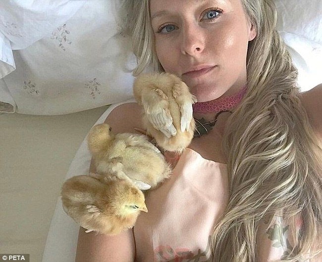 Aku merasa tersanjung, tapi fokusku benar-benar hanya untuk membantu hewan-hewan tersebut dengan cara yang aku bisa, katanya soal penobatannya sebagai vegan terseksi. Foto: Dok. Instagram @cathkendall