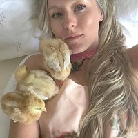 Aku merasa tersanjung, tapi fokusku benar-benar hanya untuk membantu hewan-hewan tersebut dengan cara yang aku bisa, katanya soal penobatannya sebagai vegan terseksi. Foto: Dok. Instagram @cathkendall