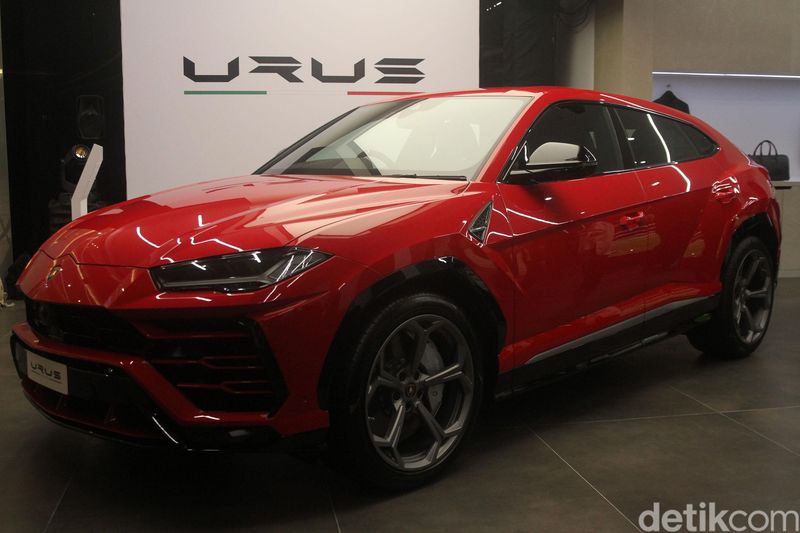 Penantian mobil Sport Utility Vehicle (SUV) Lamborghini Urus hadir di Indonesia terbayar tuntas. SUV banteng Italia ini resmi mendarat di markas baru, Pacific Place, Jakarta.