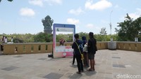 Dari sini pula terlihat GWK yang megah di ujung sana. Banyak wisatawan yang antre untuk foto lho. (Bonauli/detikTravel)