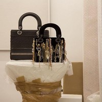 Isabel Cornaro dari Prancis menghadirkan tas dengan rantai-rantai emas yang edgy. Foto: Dok. Dior