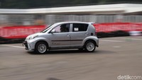 Mobil keluaran Daihatsu seperti Xenia, Terios, sampai Ayla adu ngesot dalam acara ini.